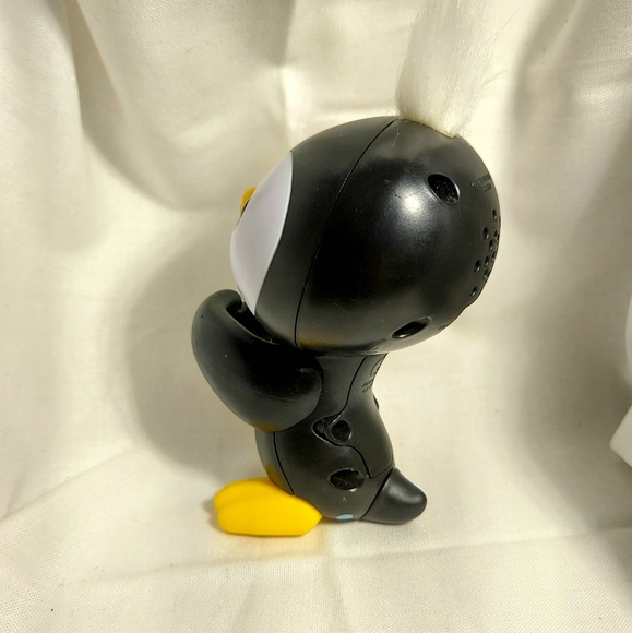 WowWee Fingerlings Baby Penguin Tux Talking and Light Up Finger Puppet - Picture 3 of 7